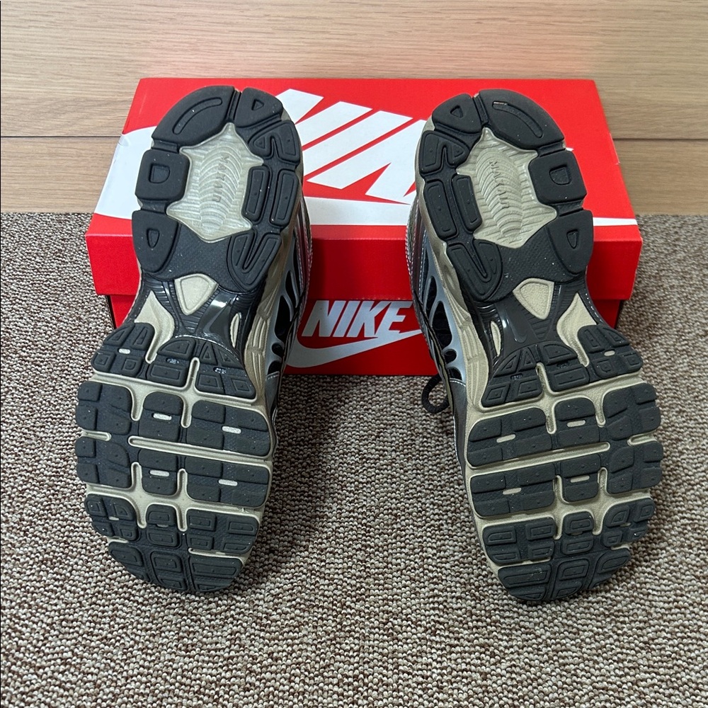 Nike Olive Green Silver Black Sneakers - Picture 5 of 5